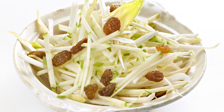 Witlof salade met appel en rozijnen
